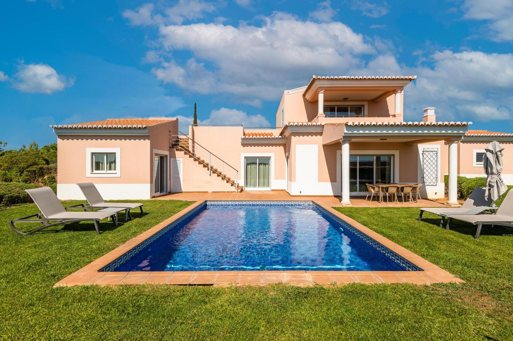 Villa com 3 Quartos e Piscina Privada